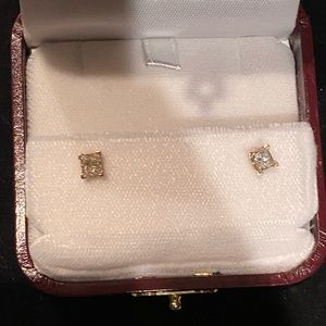Princess cut Diamond earrings 1.24TCW  14KT yellow gold.